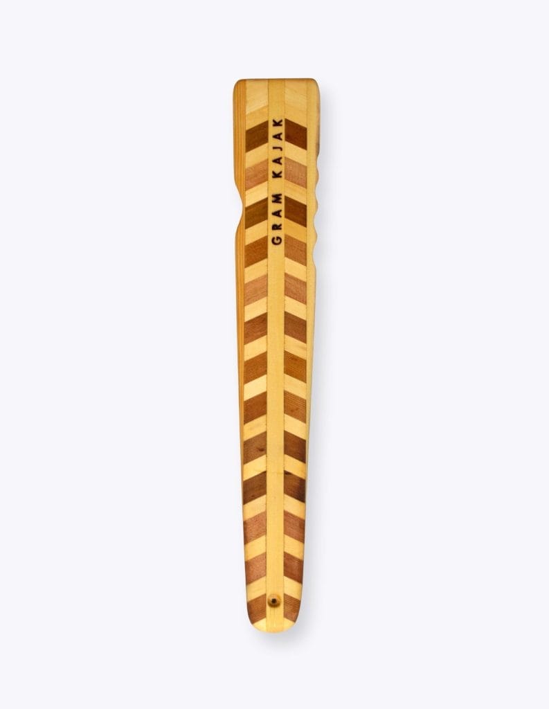 Gram 6120 kastetræ (norsaq) lamineret i sildebensmønster af lyse trænuancer, med fingergreb